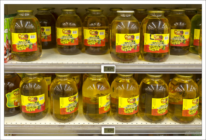 Ряды с соками в банках: виноградный, яблочный, березовый.