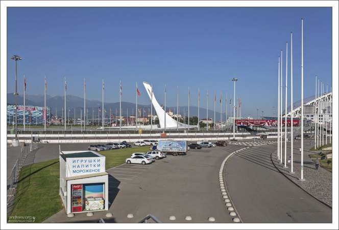 На территории Олимпийского парка находятся главные спортивные сооружения, на которых проводились соревнования по хоккею с шайбой, конькобежному спорту, шорт-треку, фигурному катанию, кёрлингу, а также церемонии открытия и закрытия XXII зимних Олимпийских игр.