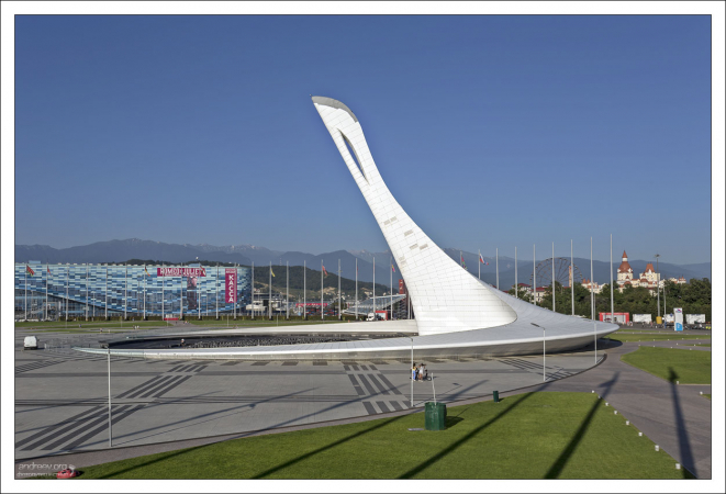 Чаша Олимпийского огня на Медальной площади.