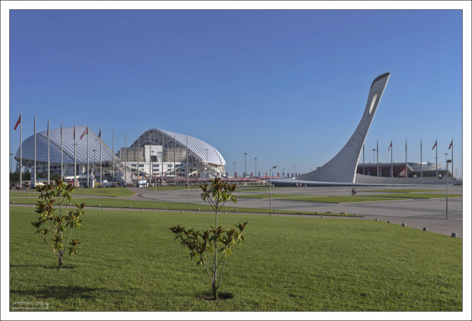 Чаша Олимпийского огня и стадион Фишт.