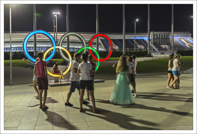 Место для селфи на фоне Олимпийских колец.