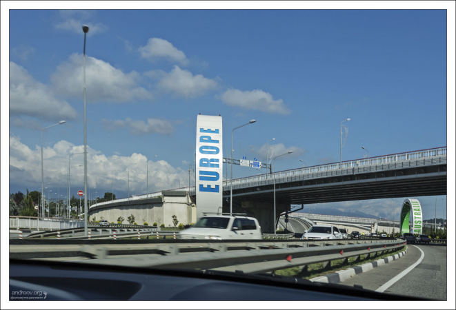 Олимпийские кольца на развязке «Адлерское кольцо».