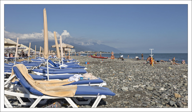 Галечный пляж возле Олимпийского парка.