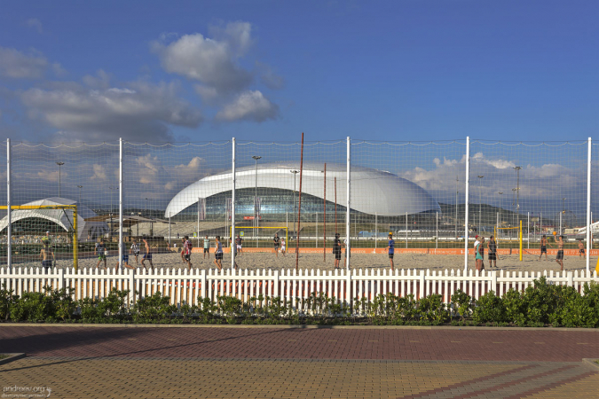 Площадка для пляжного волейбола и Большой ледовый дворец на заднем плане.