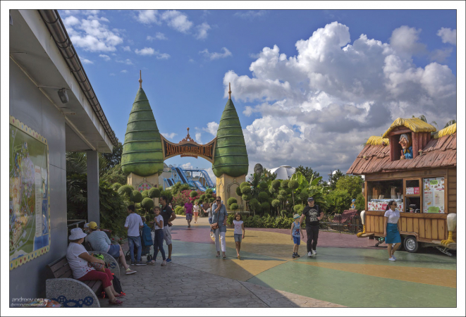 Тематическая зона «Заколдованный лес» в парке аттракционов Сочи-парк.