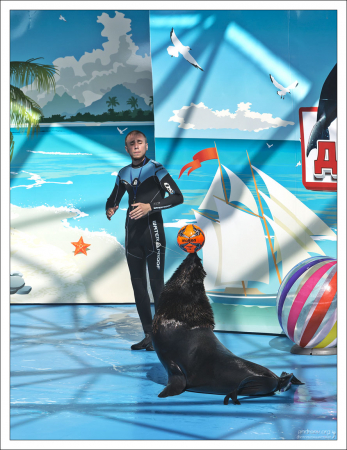 Балансировка мячика на носу.