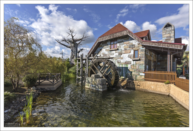 Работающая водяная мельница в Сочи-парке.