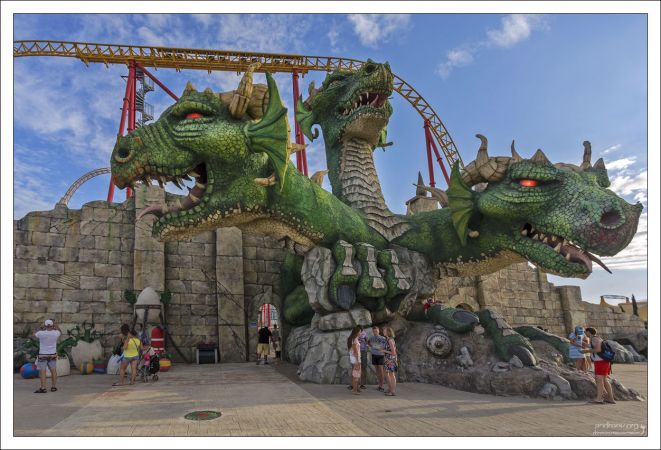 Рельсовый путь аттракциона Змей Горыныч составляет 1056 метров.