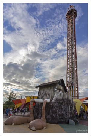 Присевшая отдохнуть избушка на кур-ногах, и аттракцион Жар-птица.