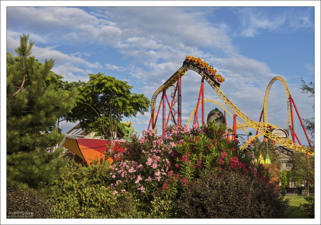 Верхняя точка роллер-дороги Змей-горыныч находится на высоте 38 метров, а скорость достигает 103 км/ч.