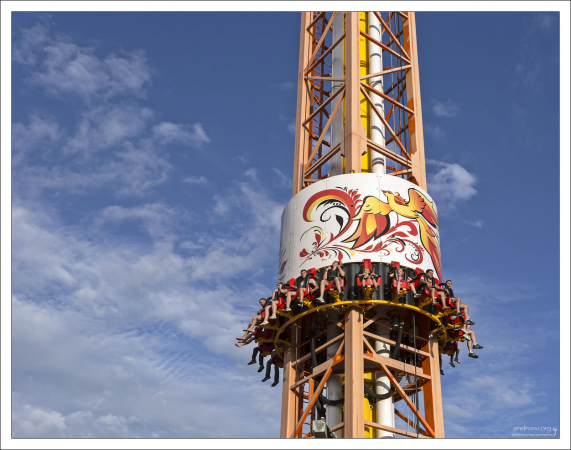 Жар-птица - самый высокий в России аттракцион свободного падения с эффектом катапульты. Реально страшный.