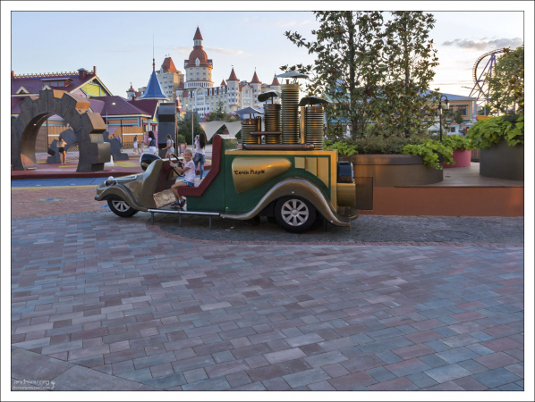 Автомобиль-паровоз в зоне Науки и Фантастики.