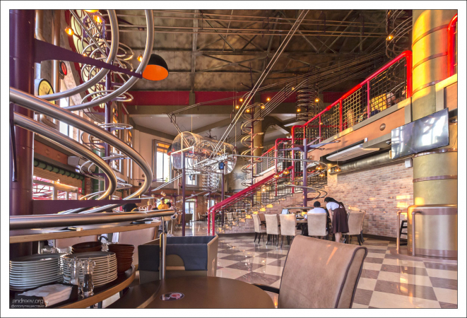 В ресторане "Роллер" нет официантов, а заказанные блюда приезжают к каждому столу по трекам высотой 12 метров.