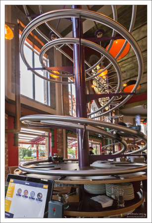 В ресторане "Роллер" ко всем столам подведены треки горок, по которым блюда и напитки в кастрюльках и бутылочках приезжают прямиком из кухни со второго этажа.