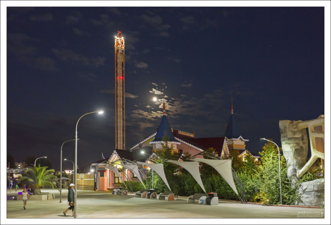 Катапульта Жар-птица на фоне ночного Адлеровского неба.