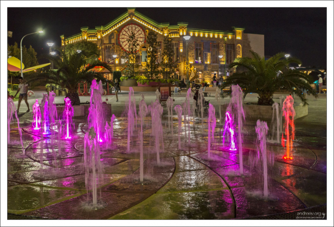 Мини-фонтаны с подсветкой в Сочи-парке.