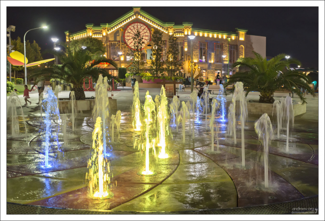 Подсветка фонтанов сменилась.