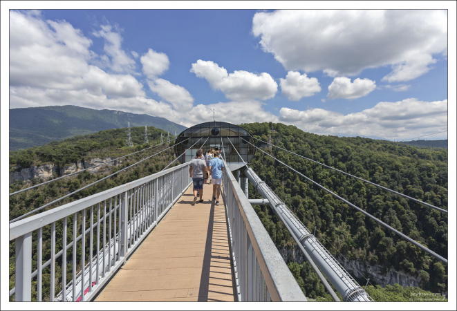 Sky park: мост, ведущий к месту регистрации на аттракционы парка.