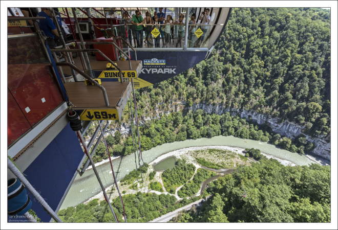 Площадка для смелых, откуда совершаются банджи-прыжки.