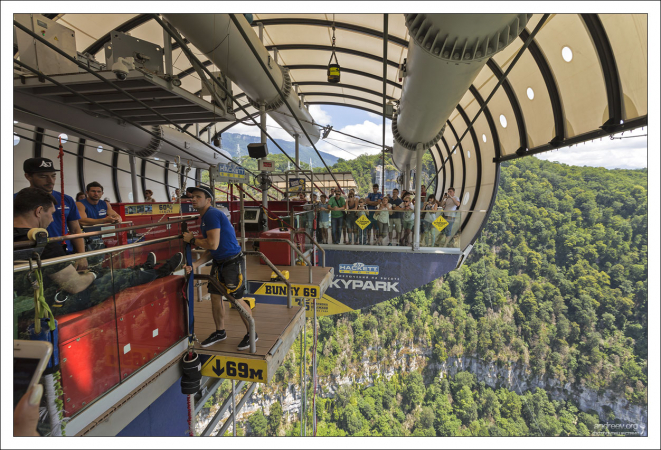 Подготовка очередного желающего прыгнуть всегда вызывает повышенное внимание со стороны всех остальных.