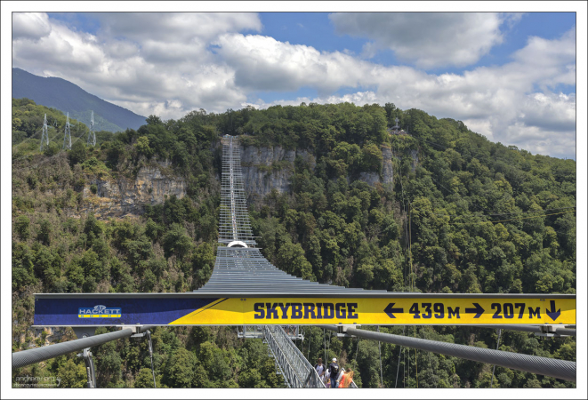 Skybridge - самый длинный подвесной пешеходный мост в России.
