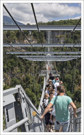 Чтобы пройти мост, нужно сделать примерно 627 шагов на высоте 207 метров.