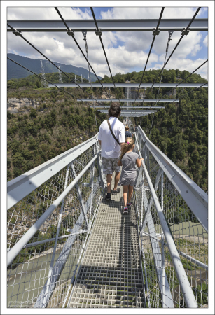 Довольно узкий Sky bridge.