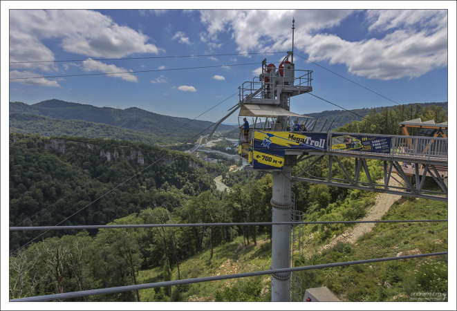 Троссы, которые держат Sky bridge.