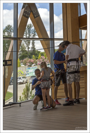Облачение в экипировку для прохождения маршрута по веревочному парку.