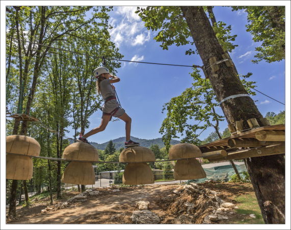 Саша преодолевает грибную дорожку.