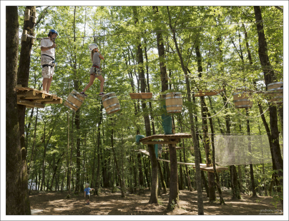 Трудный участок маршрута с крутящимися бочками.