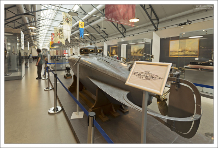 Подводная лодка конструкции С. К. Джевецкого. 1880-е гг. Иногда позиционируется как первая в мире серия боевых ПЛ. Применялись в системе обороны российских военных портов на Балтийском и Чёрном море.