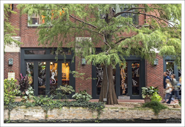 Магазины вдоль набережной в Сан-Антонио украшены на Хэллоуин.