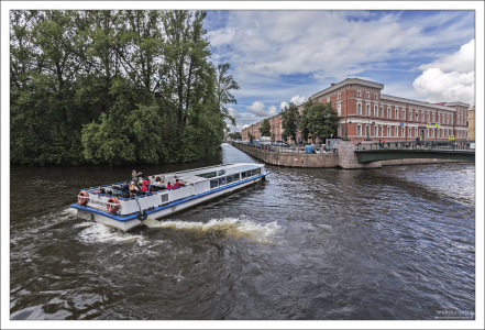 Прогулочный теплоход "Симфония" на р. Мойке.