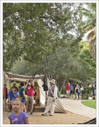 Стилизованный военный лагерь возле Аламо в Сан-Антонио, где дают подержать в руках старинные винтовки.