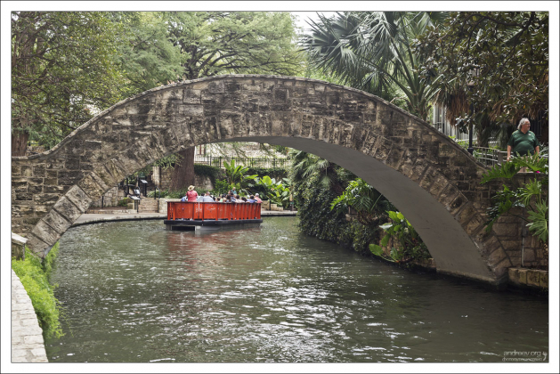 Riverwalk - стилизованная в испано-мексиканском стиле набережная по обоим берегам реки Сан-Антонио.