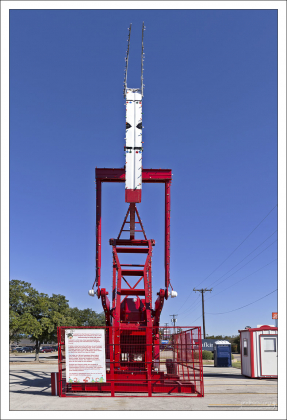 Rudolph the Red-Nosed Pumping Unit - Рудольф Красноносый насосный агрегат возле торгового центра в городе Lufkin, TX.
Украшенный 4 тысячами лампочек, традиционно используется как рождественский символ с 1967 года.
Принадлежит нефтяной компании GE Oil&Gas.