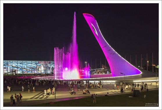 Чаша Олимпийского огня в розовой подсветке.