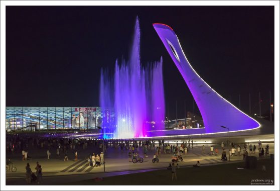 Цветомузыкальный фонтан возле Чаши Олимпийского огня.