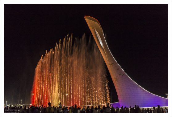 Поющий фонтан на Медаль-плаза.