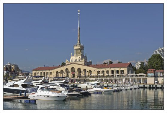 Здание Морского вокзала в Сочи.