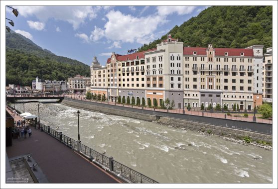 Набережная реки Мзымта в Роза Долине.