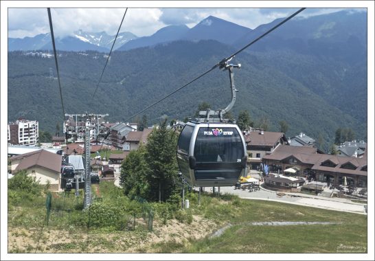 Кабинки канатной дороги на Роза Хутор.