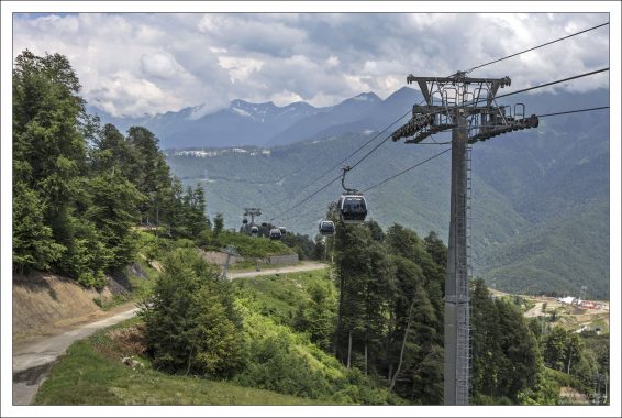 На курорте работает 29 подъёмников, обеспечивающих пропускную способность в несколько тысяч человек в день.