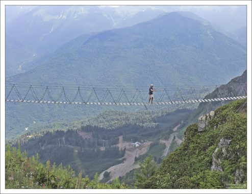 Илья на подевесном мосту около верхней станции канатной дороги.