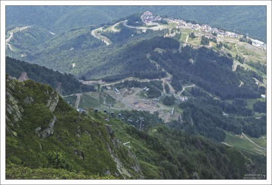 Подъем в горы осуществляется в три этапа, на канатках Олимпия, Заповедный лес и Кавказский Экспресс.