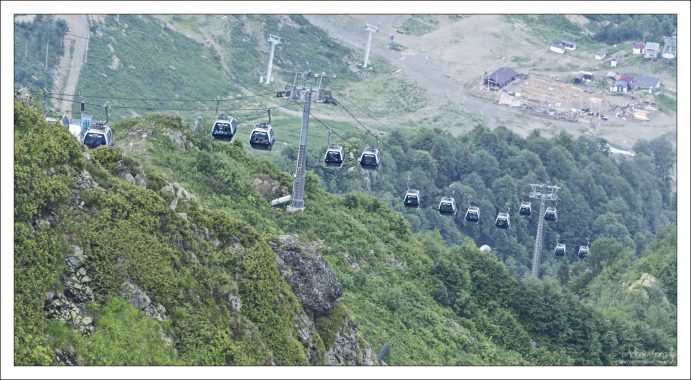 Дорога длинная; общее время в пути занимает 30-35 минут в одну сторону.