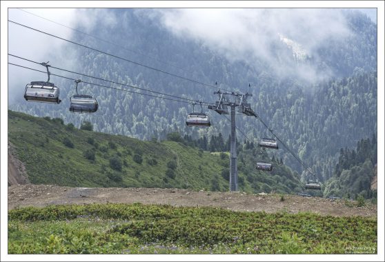 Кресельный подъемник курорта Роза Пик.