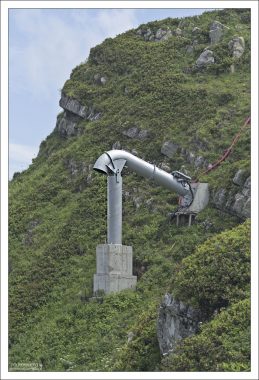 Снежная пушка на склонах горнолыжного курорта Роза Хутор.