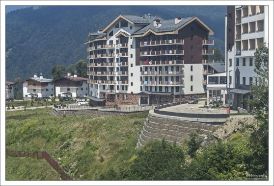 Горная Олимпийская деревня на высоте 1100 метров.